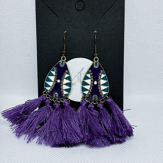 Aretes esmaltados con pompones morados