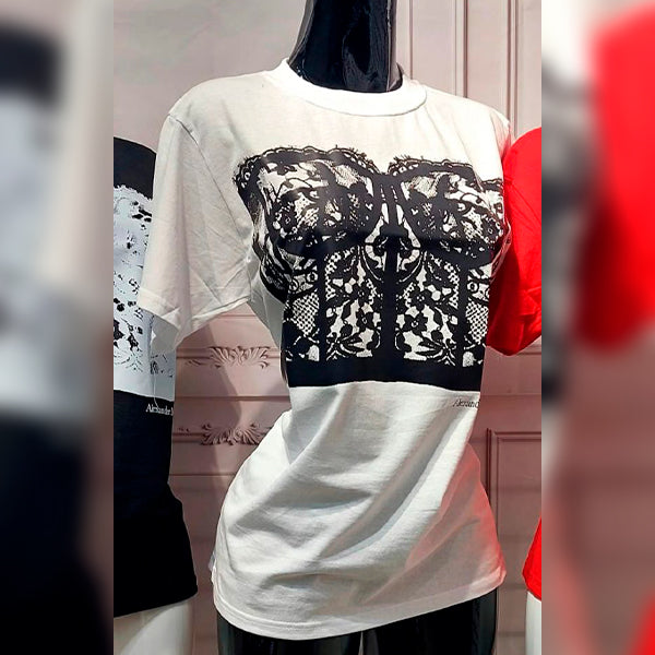 Blusa blanca con estampado negro