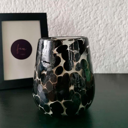 Vaso de cristal con puntos negros